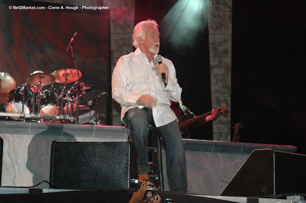 Kenny Rogers @ The Aqueduct on Rose Hall - Friday, January 26, 2007 - 10th Anniversary - Air Jamaica Jazz & Blues Festival 2007 - The Art of Music - Tuesday, January 23 - Saturday, January 27, 2007, The Aqueduct on Rose Hall, Montego Bay, Jamaica - Negril Travel Guide, Negril Jamaica WI - http://www.negriltravelguide.com - info@negriltravelguide.com...!