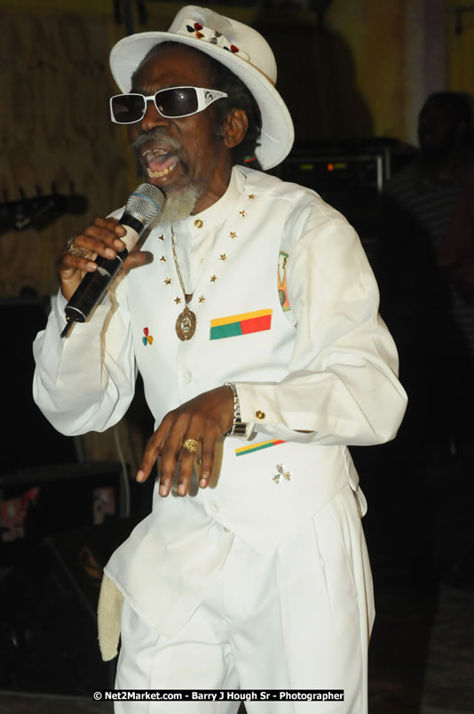 Bunny Wailer & King Yellowman at Bourbon Beach - Monday, February 25, 2008 - Bourbin Beach Restaurant, Bar, Oceanfront Accommodatioins, Live Reggae Music & Disco, Norman Manley Boulevard, Negril, Westmoreland, Jamaica W.I. - Photographs by Net2Market.com - Barry J. Hough Sr, Photographer - Negril Travel Guide, Negril Jamaica WI - http://www.negriltravelguide.com - info@negriltravelguide.com...!