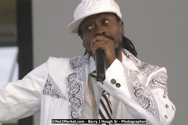 Beenie Man - Cure Fest 2007 - Longing For Concert at Trelawny Multi Purpose Stadium, Trelawny, Jamaica - Sunday, October 14, 2007 - Cure Fest 2007 October 12th-14th, 2007 Presented by Danger Promotions, Iyah Cure Promotions, and Brass Gate Promotions - Alison Young, Publicist - Photographs by Net2Market.com - Barry J. Hough Sr, Photographer - Negril Travel Guide, Negril Jamaica WI - http://www.negriltravelguide.com - info@negriltravelguide.com...!