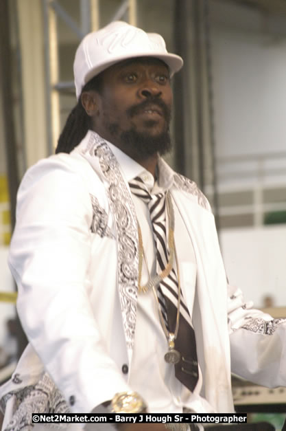 Beenie Man - Cure Fest 2007 - Longing For Concert at Trelawny Multi Purpose Stadium, Trelawny, Jamaica - Sunday, October 14, 2007 - Cure Fest 2007 October 12th-14th, 2007 Presented by Danger Promotions, Iyah Cure Promotions, and Brass Gate Promotions - Alison Young, Publicist - Photographs by Net2Market.com - Barry J. Hough Sr, Photographer - Negril Travel Guide, Negril Jamaica WI - http://www.negriltravelguide.com - info@negriltravelguide.com...!