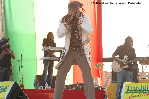 Junior Kelly @ Tru-Juice Rebel Salute 2007 - Saturday, January 13, 2007, Port Kaiser Sports Club, St. Elizabeth - Negril Travel Guide, Negril Jamaica WI - http://www.negriltravelguide.com - info@negriltravelguide.com...!