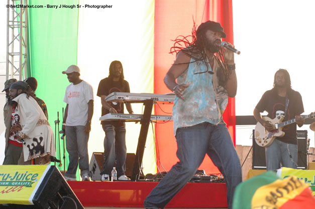 Tony Rebel Closing Tru-Juice Rebel Salute 2007 - Saturday, January 13, 2007, Port Kaiser Sports Club, St. Elizabeth - Negril Travel Guide, Negril Jamaica WI - http://www.negriltravelguide.com - info@negriltravelguide.com...!