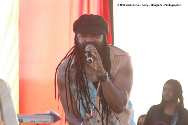 Tony Rebel Closing Tru-Juice Rebel Salute 2007 - Saturday, January 13, 2007, Port Kaiser Sports Club, St. Elizabeth - Negril Travel Guide, Negril Jamaica WI - http://www.negriltravelguide.com - info@negriltravelguide.com...!