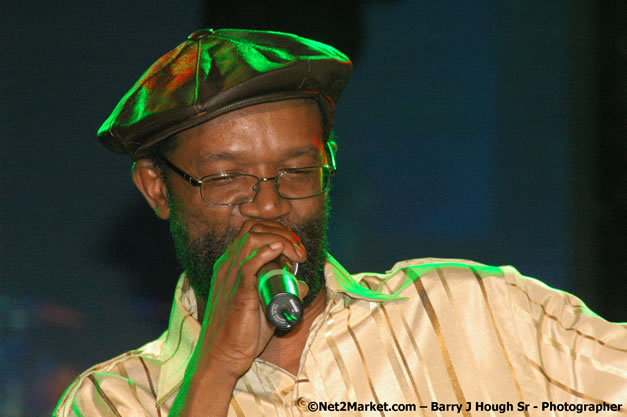 Beres Hammond - Red Stripe Reggae Sumfest 2007 - Zenith - Saturday, July 21, 2007 - Catherine Hall, Montego Bay, St James, Jamaica W.I. - Negril Travel Guide, Negril Jamaica WI - http://www.negriltravelguide.com - info@negriltravelguide.com...!