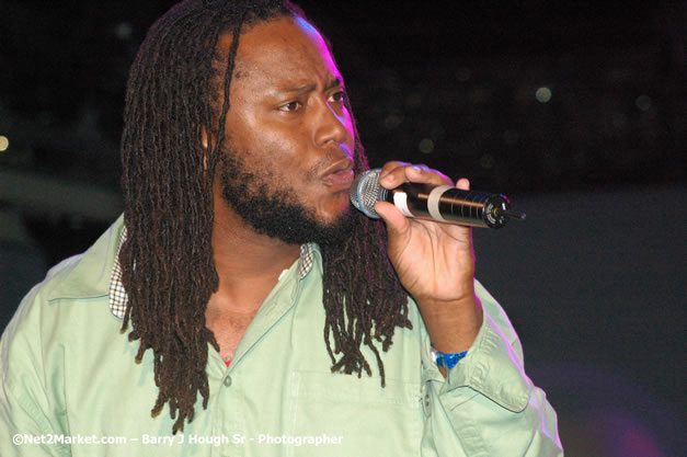 Dwayne Stephenson - Red Stripe Reggae Sumfest 2007 - Zenith - Saturday, July 21, 2007 - Catherine Hall, Montego Bay, St James, Jamaica W.I. - Negril Travel Guide, Negril Jamaica WI - http://www.negriltravelguide.com - info@negriltravelguide.com...!