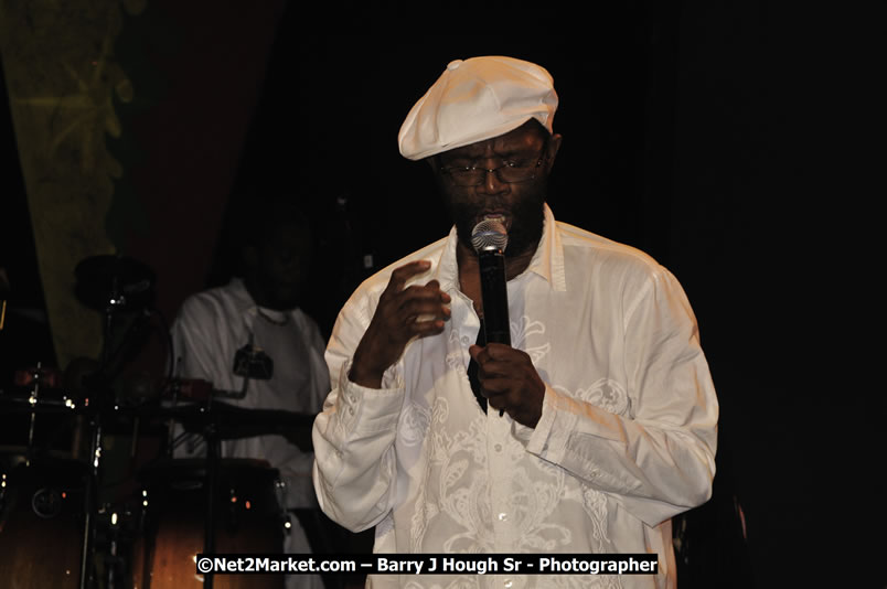 Beres Hammond @ Red Stripe Reggae Sumfest 2008 International Night 2, Catherine Hall, Montego Bay - Saturday, July 19, 2008 - Reggae Sumfest 2008 July 13 - July 19, 2008 - Photographs by Net2Market.com - Barry J. Hough Sr. Photojournalist/Photograper - Photographs taken with a Nikon D300 - Negril Travel Guide, Negril Jamaica WI - http://www.negriltravelguide.com - info@negriltravelguide.com...!