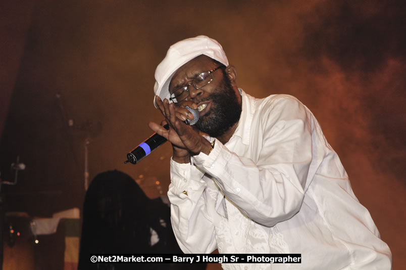 Beres Hammond @ Red Stripe Reggae Sumfest 2008 International Night 2, Catherine Hall, Montego Bay - Saturday, July 19, 2008 - Reggae Sumfest 2008 July 13 - July 19, 2008 - Photographs by Net2Market.com - Barry J. Hough Sr. Photojournalist/Photograper - Photographs taken with a Nikon D300 - Negril Travel Guide, Negril Jamaica WI - http://www.negriltravelguide.com - info@negriltravelguide.com...!