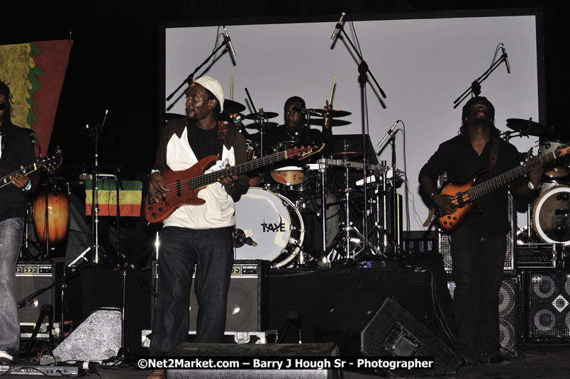 Etana @ Red Stripe Reggae Sumfest 2008 International Night 2, Catherine Hall, Montego Bay - Saturday, July 19, 2008 - Reggae Sumfest 2008 July 13 - July 19, 2008 - Photographs by Net2Market.com - Barry J. Hough Sr. Photojournalist/Photograper - Photographs taken with a Nikon D300 - Negril Travel Guide, Negril Jamaica WI - http://www.negriltravelguide.com - info@negriltravelguide.com...!