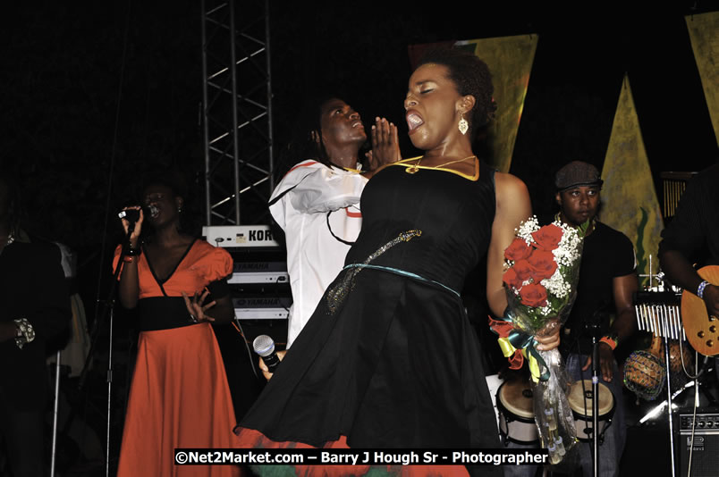 Etana @ Red Stripe Reggae Sumfest 2008 International Night 2, Catherine Hall, Montego Bay - Saturday, July 19, 2008 - Reggae Sumfest 2008 July 13 - July 19, 2008 - Photographs by Net2Market.com - Barry J. Hough Sr. Photojournalist/Photograper - Photographs taken with a Nikon D300 - Negril Travel Guide, Negril Jamaica WI - http://www.negriltravelguide.com - info@negriltravelguide.com...!