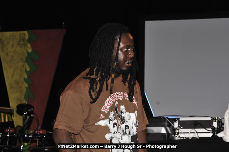 T - Pain @ Red Stripe Reggae Sumfest 2008 International Night 2, Catherine Hall, Montego Bay - Saturday, July 19, 2008 - Reggae Sumfest 2008 July 13 - July 19, 2008 - Photographs by Net2Market.com - Barry J. Hough Sr. Photojournalist/Photograper - Photographs taken with a Nikon D300 - Negril Travel Guide, Negril Jamaica WI - http://www.negriltravelguide.com - info@negriltravelguide.com...!