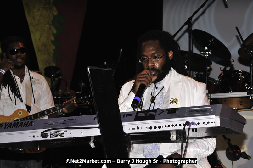 Tarrus Riley @ Red Stripe Reggae Sumfest 2008 International Night 2, Catherine Hall, Montego Bay - Saturday, July 19, 2008 - Reggae Sumfest 2008 July 13 - July 19, 2008 - Photographs by Net2Market.com - Barry J. Hough Sr. Photojournalist/Photograper - Photographs taken with a Nikon D300 - Negril Travel Guide, Negril Jamaica WI - http://www.negriltravelguide.com - info@negriltravelguide.com...!