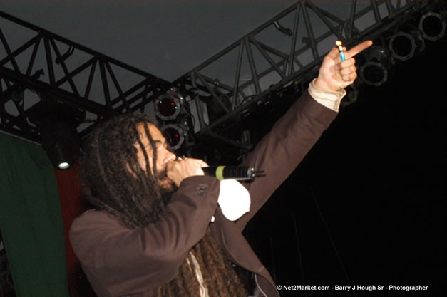 Damian Marley - Red Stripe Reggae Sumfest 2006 - The Summit - Jamaica's Greatest, The World's Best - Saturday, July 22, 2006 - Montego Bay, Jamaica - Negril Travel Guide, Negril Jamaica WI - http://www.negriltravelguide.com - info@negriltravelguide.com...!