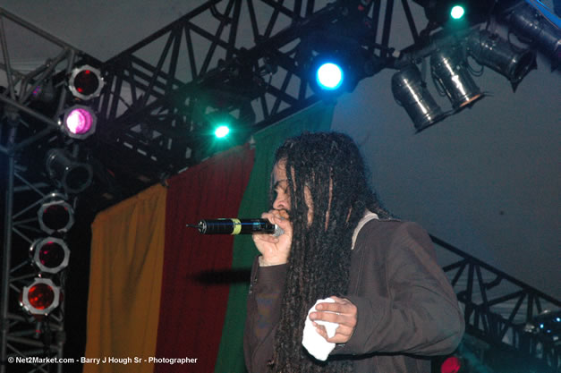 Damian Marley - Red Stripe Reggae Sumfest 2006 - The Summit - Jamaica's Greatest, The World's Best - Saturday, July 22, 2006 - Montego Bay, Jamaica - Negril Travel Guide, Negril Jamaica WI - http://www.negriltravelguide.com - info@negriltravelguide.com...!