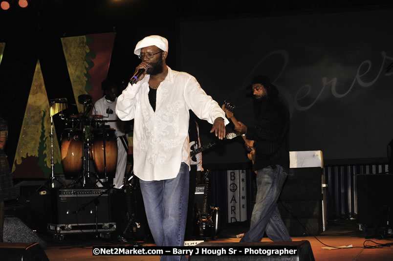 Beres Hammond @ Reggae Sumfest 2008 International Night 2, Catherine Hall, Montego Bay - Saturday, July 19, 2008 - Reggae Sumfest 2008 July 13 - July 19, 2008 - Photographs by Net2Market.com - Barry J. Hough Sr. Photojournalist/Photograper - Photographs taken with a Nikon D300 - Negril Travel Guide, Negril Jamaica WI - http://www.negriltravelguide.com - info@negriltravelguide.com...!