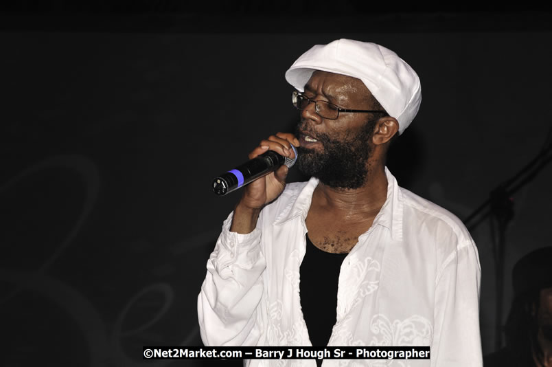 Beres Hammond @ Reggae Sumfest 2008 International Night 2, Catherine Hall, Montego Bay - Saturday, July 19, 2008 - Reggae Sumfest 2008 July 13 - July 19, 2008 - Photographs by Net2Market.com - Barry J. Hough Sr. Photojournalist/Photograper - Photographs taken with a Nikon D300 - Negril Travel Guide, Negril Jamaica WI - http://www.negriltravelguide.com - info@negriltravelguide.com...!