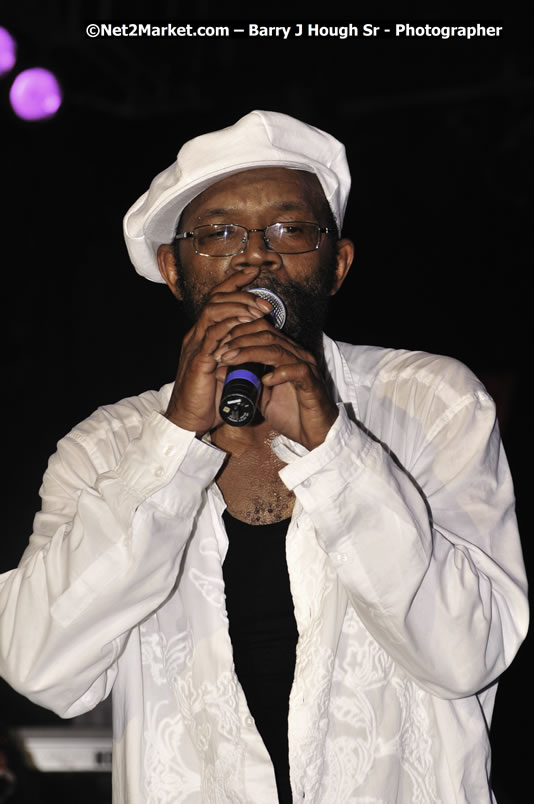 Beres Hammond @ Reggae Sumfest 2008 International Night 2, Catherine Hall, Montego Bay - Saturday, July 19, 2008 - Reggae Sumfest 2008 July 13 - July 19, 2008 - Photographs by Net2Market.com - Barry J. Hough Sr. Photojournalist/Photograper - Photographs taken with a Nikon D300 - Negril Travel Guide, Negril Jamaica WI - http://www.negriltravelguide.com - info@negriltravelguide.com...!