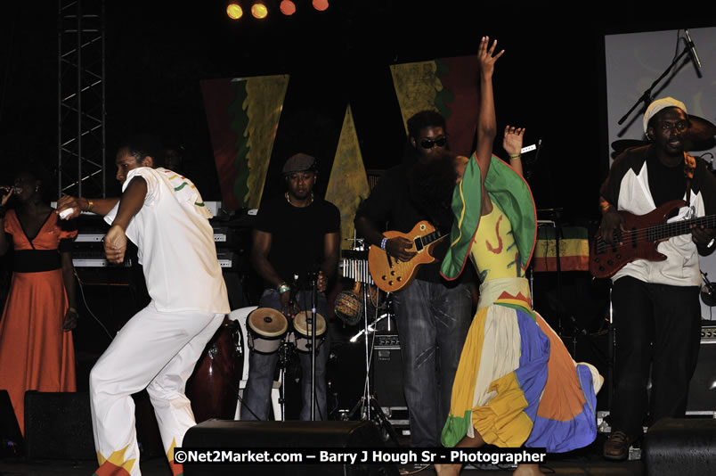 Etana @ Reggae Sumfest 2008 International Night 2, Catherine Hall, Montego Bay - Saturday, July 19, 2008 - Reggae Sumfest 2008 July 13 - July 19, 2008 - Photographs by Net2Market.com - Barry J. Hough Sr. Photojournalist/Photograper - Photographs taken with a Nikon D300 - Negril Travel Guide, Negril Jamaica WI - http://www.negriltravelguide.com - info@negriltravelguide.com...!