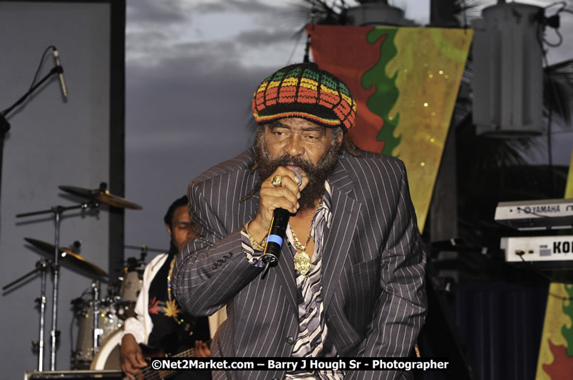 John Holt @ Reggae Sumfest 2008 International Night 2, Catherine Hall, Montego Bay - Saturday, July 19, 2008 - Reggae Sumfest 2008 July 13 - July 19, 2008 - Photographs by Net2Market.com - Barry J. Hough Sr. Photojournalist/Photograper - Photographs taken with a Nikon D300 - Negril Travel Guide, Negril Jamaica WI - http://www.negriltravelguide.com - info@negriltravelguide.com...!