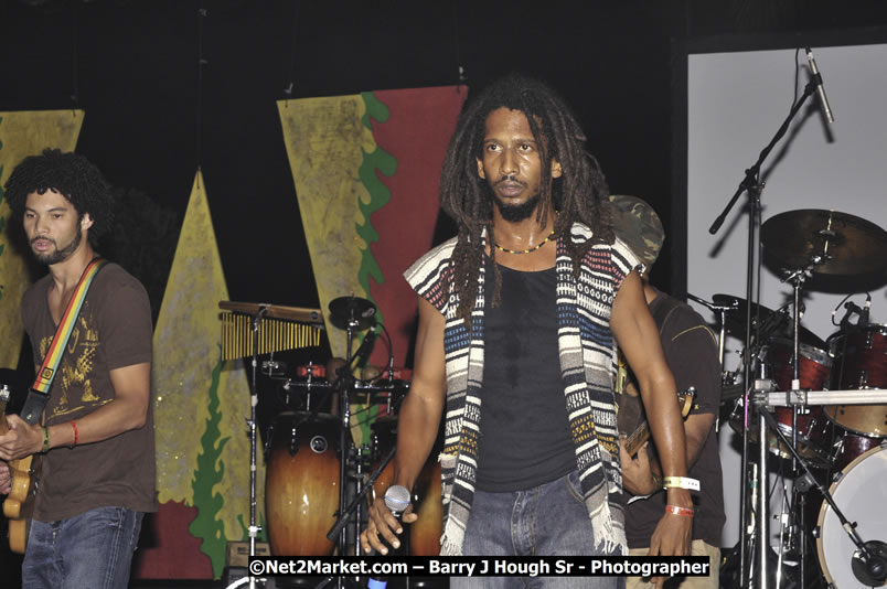 Rootz Underground @ Reggae Sumfest 2008 International Night 2, Catherine Hall, Montego Bay - Saturday, July 19, 2008 - Reggae Sumfest 2008 July 13 - July 19, 2008 - Photographs by Net2Market.com - Barry J. Hough Sr. Photojournalist/Photograper - Photographs taken with a Nikon D300 - Negril Travel Guide, Negril Jamaica WI - http://www.negriltravelguide.com - info@negriltravelguide.com...!