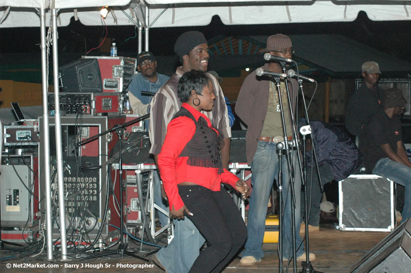 Wayne Marshall - Smile Jamaica, Nine Miles, St Anns, Jamaica - Saturday, February 10, 2007 - The Smile Jamaica Concert, a symbolic homecoming in Bob Marley's birthplace of Nine Miles - Negril Travel Guide, Negril Jamaica WI - http://www.negriltravelguide.com - info@negriltravelguide.com...!