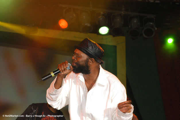 Beres Hammond - Red Stripe Reggae Sumfest 2006 - The Summit - Jamaica's Greatest, The World's Best - Saturday, July 22, 2006 - Montego Bay, Jamaica - Negril Travel Guide, Negril Jamaica WI - http://www.negriltravelguide.com - info@negriltravelguide.com...!