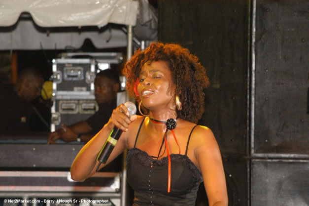 Cherine Anderson - Red Stripe Reggae Sumfest 2006 - The Summit - Jamaica's Greatest, The World's Best - Saturday, July 22, 2006 - Montego Bay, Jamaica - Negril Travel Guide, Negril Jamaica WI - http://www.negriltravelguide.com - info@negriltravelguide.com...!