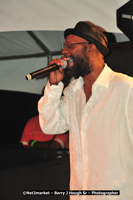 Beres Hammond @ Unite The People An International Reggae Fest, Featuring: Beres Hammond, Coco T, Queen Ifrica, Khalil, Cameal Davis, Iley Dread, Rochelle, Geoffrey Star, Ras Penco, Kool DeLoy, Otis Gayle, J.McKay, Tiney Winey, Venue at Norman Manley Boulevard, Negril, Westmoreland, Jamaica - Saturday, April 4, 2009 - Photographs by Net2Market.com - Barry J. Hough Sr, Photographer/Photojournalist - Negril Travel Guide, Negril Jamaica WI - http://www.negriltravelguide.com - info@negriltravelguide.com...!