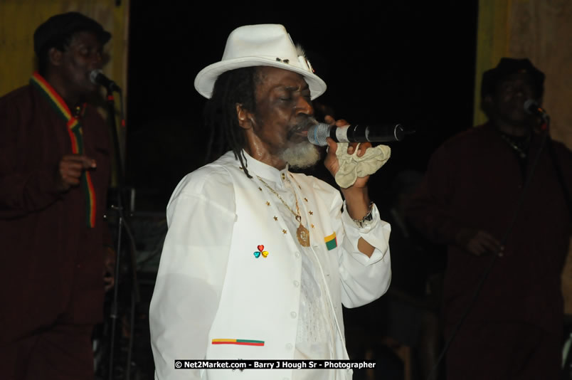 Bunny Wailer & King Yellowman at Bourbon Beach - Monday, February 25, 2008 - Bourbin Beach Restaurant, Bar, Oceanfront Accommodatioins, Live Reggae Music & Disco, Norman Manley Boulevard, Negril, Westmoreland, Jamaica W.I. - Photographs by Net2Market.com - Barry J. Hough Sr, Photographer - Negril Travel Guide, Negril Jamaica WI - http://www.negriltravelguide.com - info@negriltravelguide.com...!