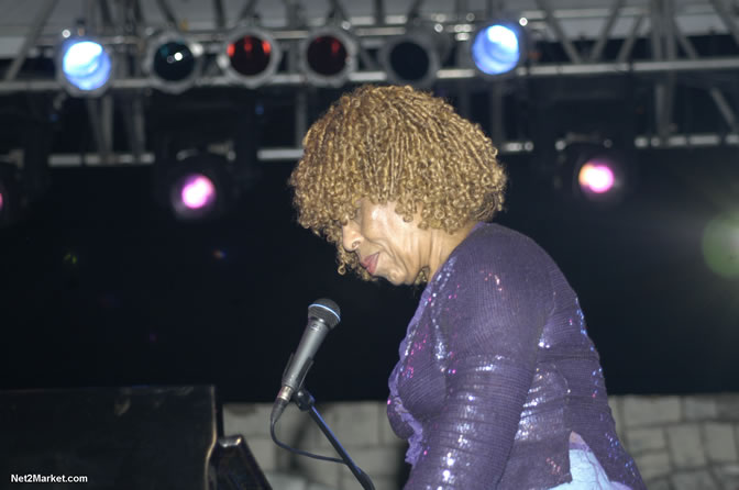 Roberta Flack - Air Jamaica Jazz & Blues 2005 - The Art Of Music - Cinnamon Hill Golf Course, Rose Hall, Montego Bay - Negril Travel Guide, Negril Jamaica WI - http://www.negriltravelguide.com - info@negriltravelguide.com...!