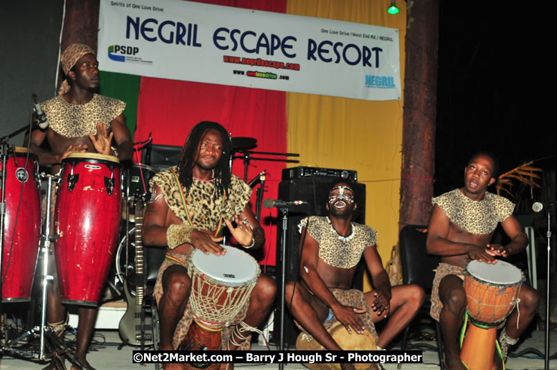 Beenie Man - Live in Concert, plus Hiyah Grade Band @ The Sunset Show @ Negril Escape Resort and Spa, Tuesday, February 3, 2009 - Live Reggae Music at Negril Escape - Tuesday Nights 6:00PM to 10:00 PM - One Love Drive, West End, Negril, Westmoreland, Jamaica W.I. - Photographs by Net2Market.com - Barry J. Hough Sr, Photographer/Photojournalist - The Negril Travel Guide - Negril's and Jamaica's Number One Concert Photography Web Site with over 40,000 Jamaican Concert photographs Published -  Negril Travel Guide, Negril Jamaica WI - http://www.negriltravelguide.com - info@negriltravelguide.com...!