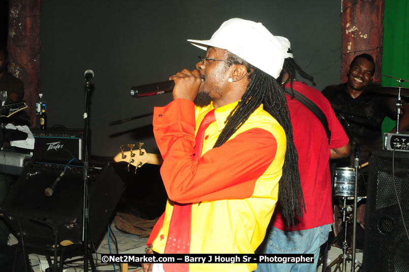 Beenie Man - Live in Concert, plus Hiyah Grade Band @ The Sunset Show @ Negril Escape Resort and Spa, Tuesday, February 3, 2009 - Live Reggae Music at Negril Escape - Tuesday Nights 6:00PM to 10:00 PM - One Love Drive, West End, Negril, Westmoreland, Jamaica W.I. - Photographs by Net2Market.com - Barry J. Hough Sr, Photographer/Photojournalist - The Negril Travel Guide - Negril's and Jamaica's Number One Concert Photography Web Site with over 40,000 Jamaican Concert photographs Published -  Negril Travel Guide, Negril Jamaica WI - http://www.negriltravelguide.com - info@negriltravelguide.com...!