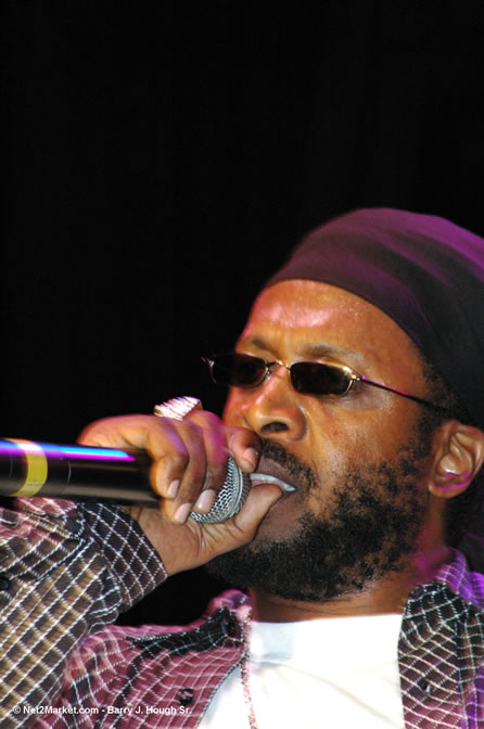 iNi Kamoze - Red Stripe Reggae Sumfest 2005 - International Night #2 - July 23th, 2005 - Negril Travel Guide, Negril Jamaica WI - http://www.negriltravelguide.com - info@negriltravelguide.com...!