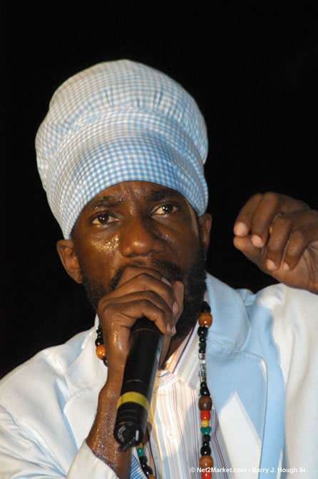 Sizzla - Red Stripe Reggae Sumfest 2005 - Dancehall Night - July 21th, 2005 - Negril Travel Guide, Negril Jamaica WI - http://www.negriltravelguide.com - info@negriltravelguide.com...!