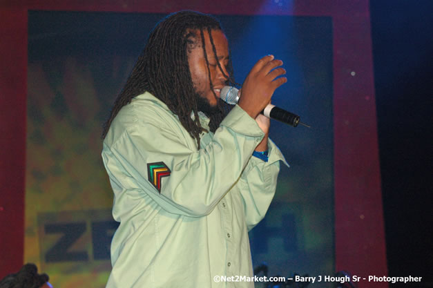 Dwayne Stephenson - Red Stripe Reggae Sumfest 2007 - Zenith - Saturday, July 21, 2007 - Catherine Hall, Montego Bay, St James, Jamaica W.I. - Negril Travel Guide, Negril Jamaica WI - http://www.negriltravelguide.com - info@negriltravelguide.com...!