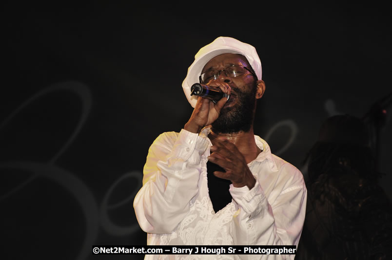 Beres Hammond @ Red Stripe Reggae Sumfest 2008 International Night 2, Catherine Hall, Montego Bay - Saturday, July 19, 2008 - Reggae Sumfest 2008 July 13 - July 19, 2008 - Photographs by Net2Market.com - Barry J. Hough Sr. Photojournalist/Photograper - Photographs taken with a Nikon D300 - Negril Travel Guide, Negril Jamaica WI - http://www.negriltravelguide.com - info@negriltravelguide.com...!