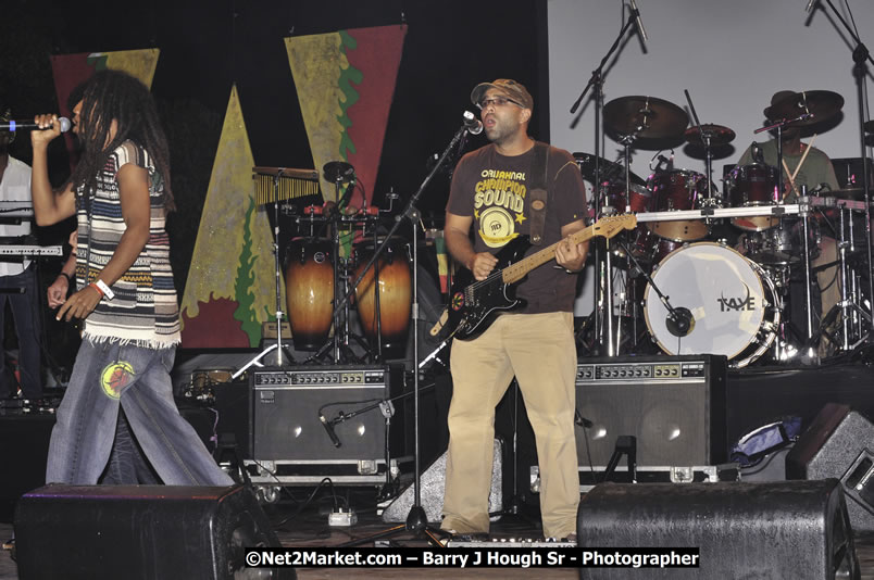 Rootz Underground @ Red Stripe Reggae Sumfest 2008 International Night 2, Catherine Hall, Montego Bay - Saturday, July 19, 2008 - Reggae Sumfest 2008 July 13 - July 19, 2008 - Photographs by Net2Market.com - Barry J. Hough Sr. Photojournalist/Photograper - Photographs taken with a Nikon D300 - Negril Travel Guide, Negril Jamaica WI - http://www.negriltravelguide.com - info@negriltravelguide.com...!