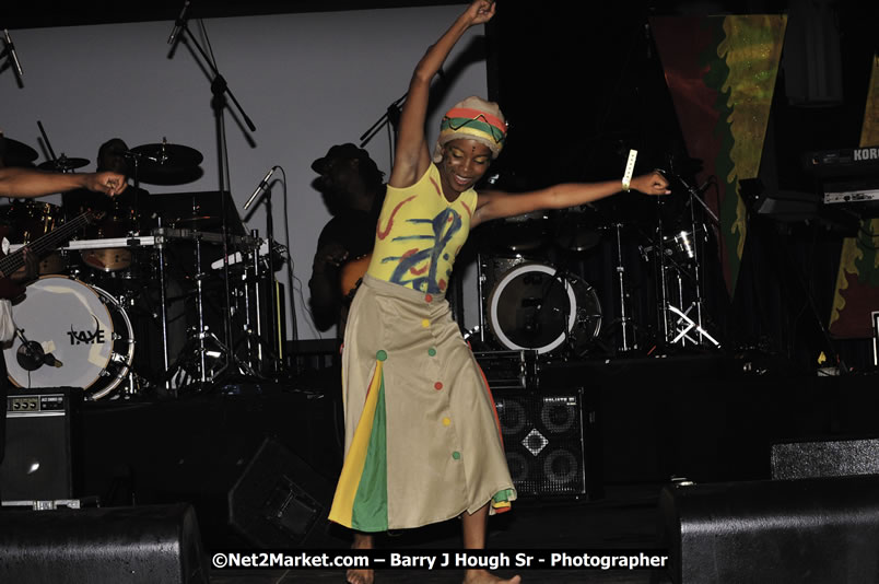 Etana @ Reggae Sumfest 2008 International Night 2, Catherine Hall, Montego Bay - Saturday, July 19, 2008 - Reggae Sumfest 2008 July 13 - July 19, 2008 - Photographs by Net2Market.com - Barry J. Hough Sr. Photojournalist/Photograper - Photographs taken with a Nikon D300 - Negril Travel Guide, Negril Jamaica WI - http://www.negriltravelguide.com - info@negriltravelguide.com...!