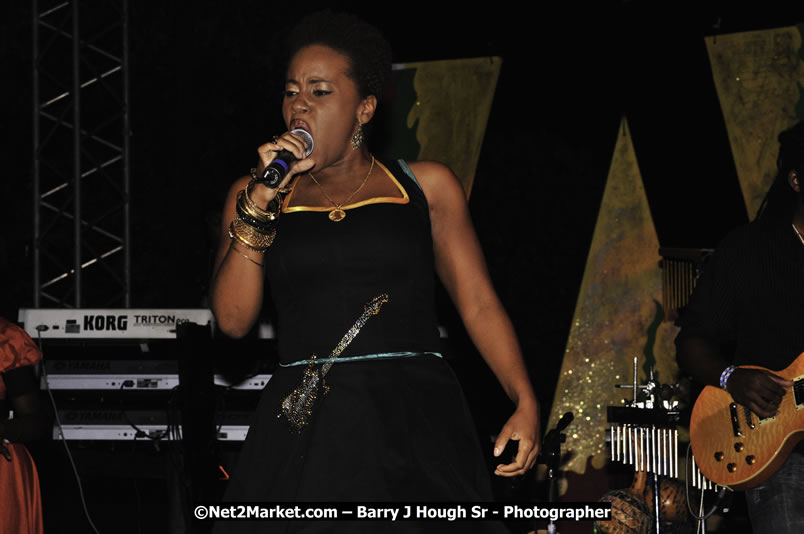 Etana @ Reggae Sumfest 2008 International Night 2, Catherine Hall, Montego Bay - Saturday, July 19, 2008 - Reggae Sumfest 2008 July 13 - July 19, 2008 - Photographs by Net2Market.com - Barry J. Hough Sr. Photojournalist/Photograper - Photographs taken with a Nikon D300 - Negril Travel Guide, Negril Jamaica WI - http://www.negriltravelguide.com - info@negriltravelguide.com...!