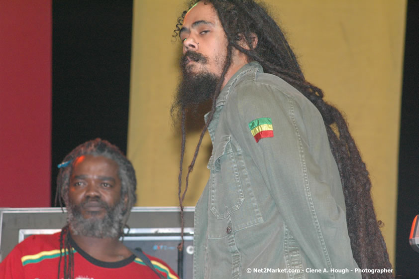 The Marley Brother's - Damian, Stephen, Julian, and Kimani - Smile Jamaica, Nine Miles, St Anns, Jamaica - Saturday, February 10, 2007 - The Smile Jamaica Concert, a symbolic homecoming in Bob Marley's birthplace of Nine Miles - Negril Travel Guide, Negril Jamaica WI - http://www.negriltravelguide.com - info@negriltravelguide.com...!