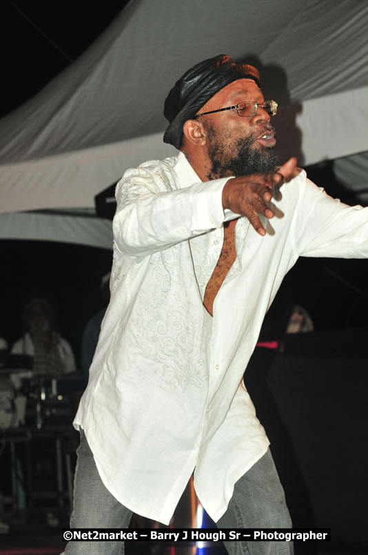 Beres Hammond @ Unite The People An International Reggae Fest, Featuring: Beres Hammond, Coco T, Queen Ifrica, Khalil, Cameal Davis, Iley Dread, Rochelle, Geoffrey Star, Ras Penco, Kool DeLoy, Otis Gayle, J.McKay, Tiney Winey, Venue at Norman Manley Boulevard, Negril, Westmoreland, Jamaica - Saturday, April 4, 2009 - Photographs by Net2Market.com - Barry J. Hough Sr, Photographer/Photojournalist - Negril Travel Guide, Negril Jamaica WI - http://www.negriltravelguide.com - info@negriltravelguide.com...!